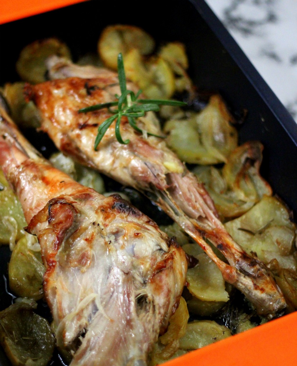 Paletilla de cabrito al horno con patatas panadera
