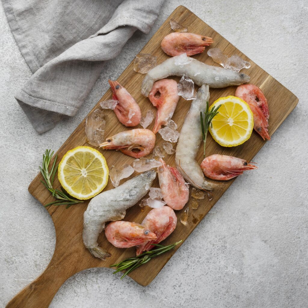 Pescado y marisco congelado sobre tabla de cocina