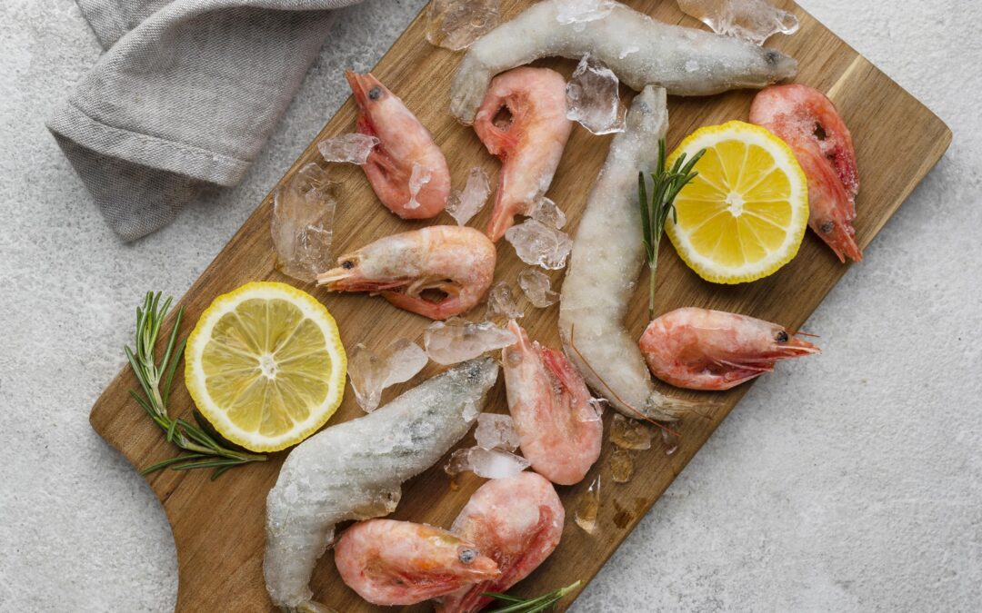 Pescado y marisco congelado sobre tabla de cocina