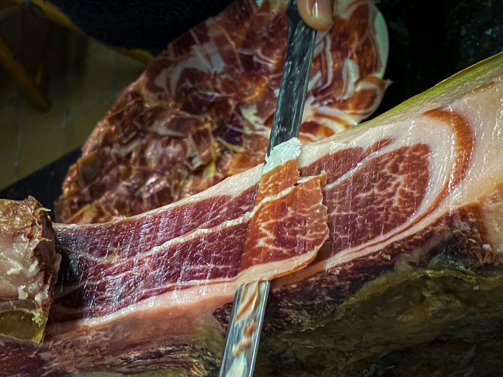 Corte profesional de jamón ibérico de alta calidad para restaurante