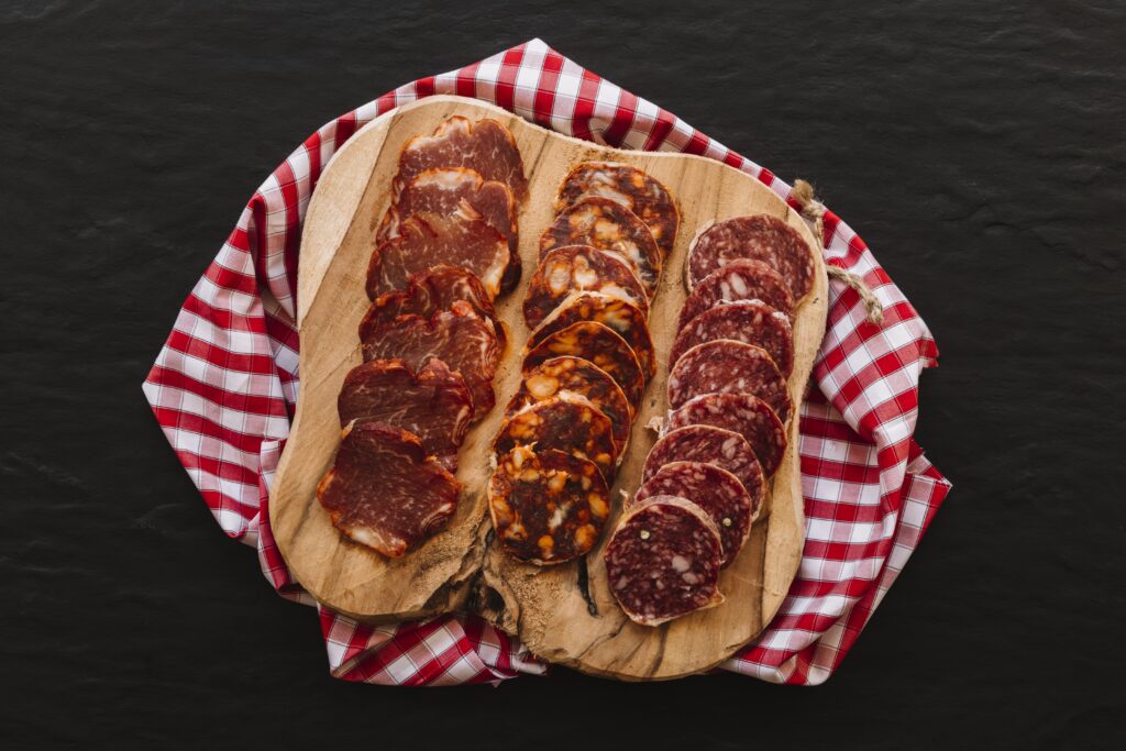 Proveedor lomo ibérico de alta calidad, con lonchas de lomo ibérico curado sobre tabla de madera.