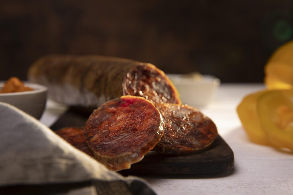 Lomo ibérico loncheado sobre tabla de madera, listo para servir en restaurante gourmet