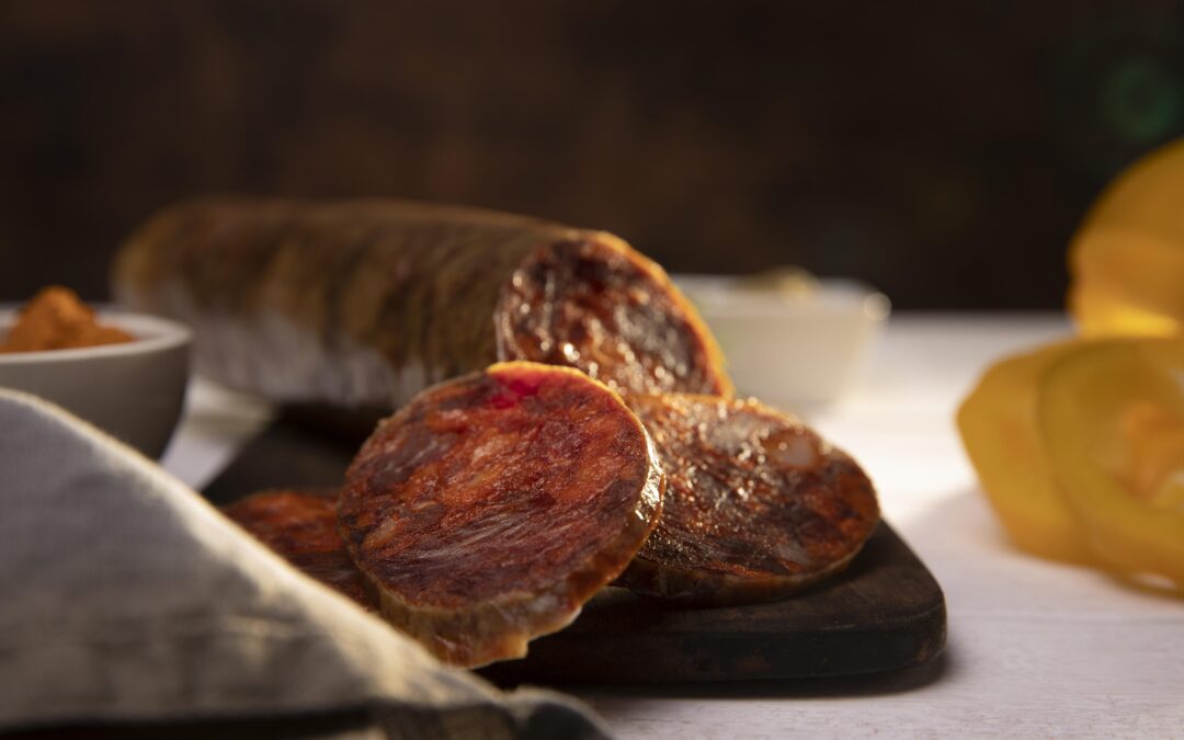 Lomo ibérico loncheado sobre tabla de madera, listo para servir en restaurante gourmet