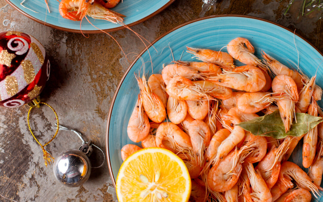 Plato de gambas y mariscos frescos y congelados, preparado para la temporada navideña en un restaurante