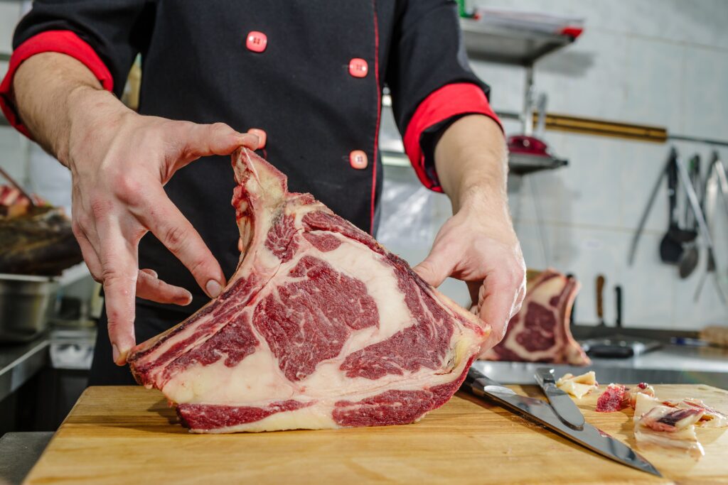 Chuletón con hueso y marmoleo de grasa para restaurante — cortes de carne para hostelería en Murcia