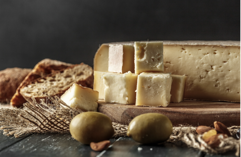 Queso Los Cameros semicurado en tacos con aceitunas y pan — formatos de queso para hostelería en Murcia | TOVAR